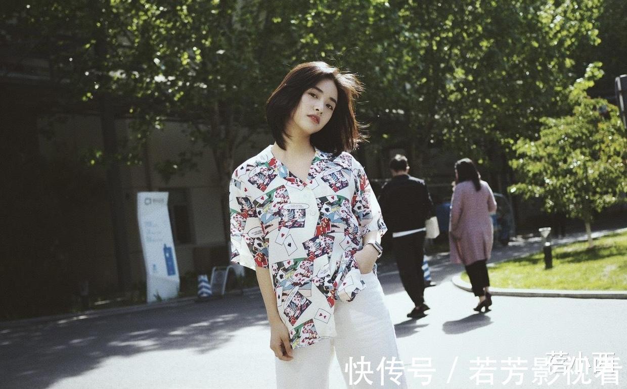 衬衫|58岁毛阿敏穿搭真时髦,花衬衫配五分裤,一头奶奶灰短发好吸睛