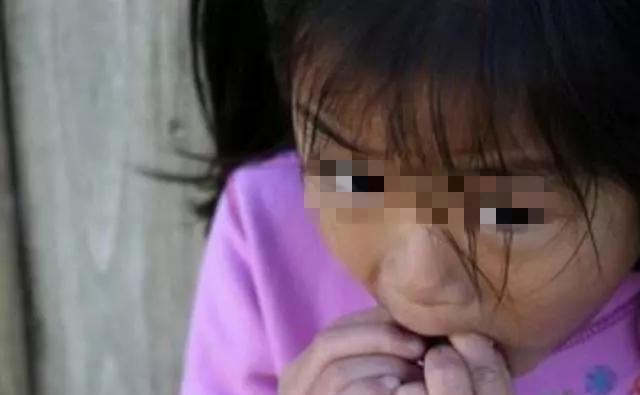 小时候|小时候爱''咬指甲''的孩子，长大后多半是这2种性格，太心疼孩子了