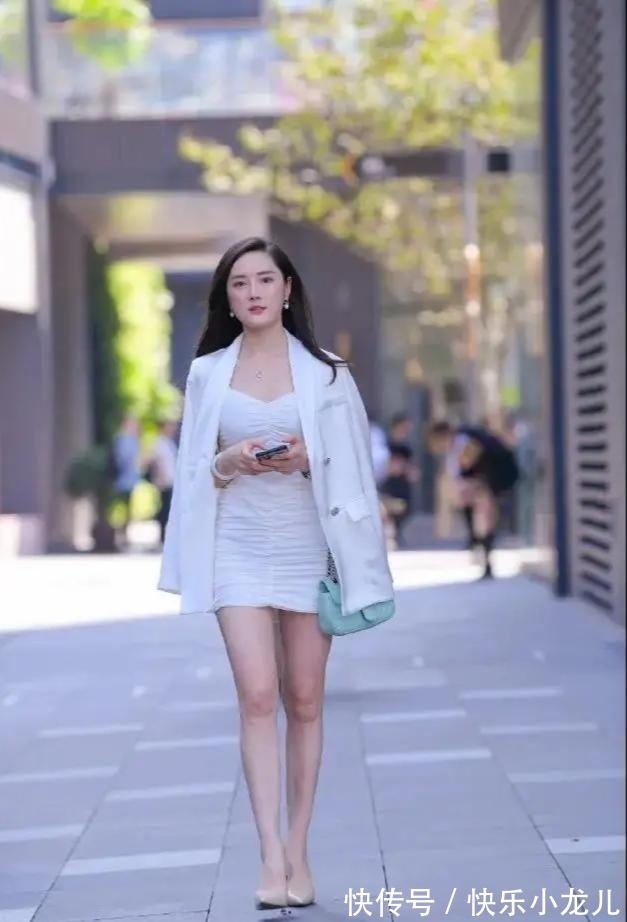 三色系 白色的褶皱抹胸裙外搭白色的西装,穿出了清新优雅又帅气的美