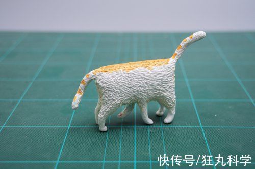 长颈狗|全球的猫都想屏蔽这个日本人,他到底做了多少沙雕手办?