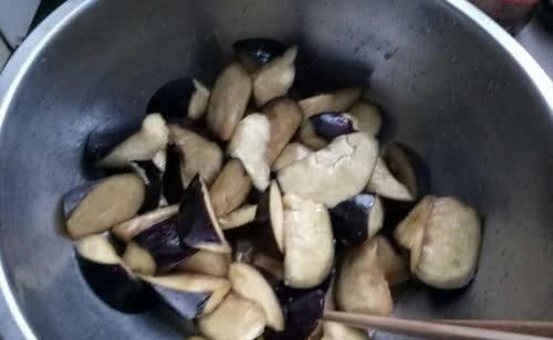 现在才晓得,炒茄子不能先放油,大厨教你1招,不发黑也不吸油