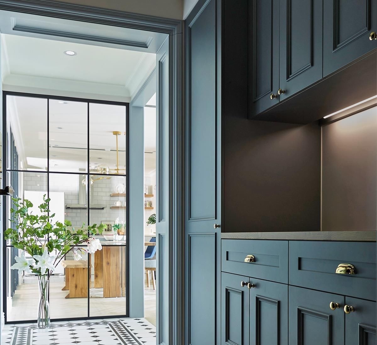 卧室床|她家122㎡的房子一入户就把人迷住,全屋堪比电影中的场景,太美了