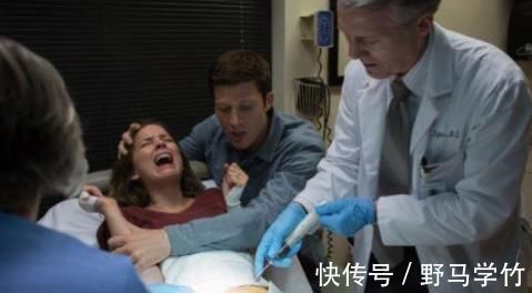 分娩|宝妈凌晨生二胎,5岁女儿独自在产房外守候,护士询问后潸然泪下