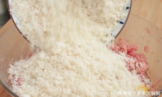 酥脆|炸肉丸有人放面粉，有人放淀粉，这才是正确做法，外酥里嫩超级香