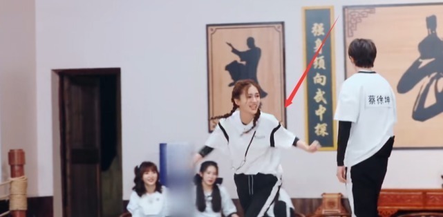 baby台上摔倒，跑男兄弟都在大笑，只有阚清子反应让人揪心！