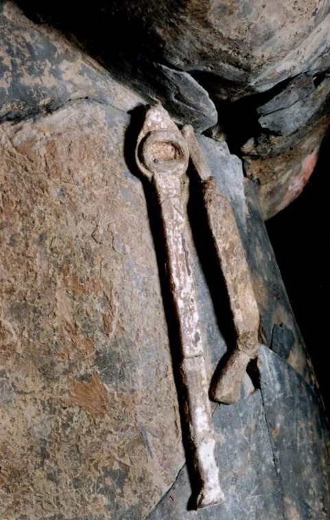 陶俑#兵马俑出土,发现俑身上悬着两件东西,揭开了它的身份之谜