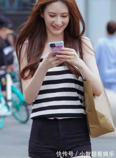 高腰|吊带衫搭高腰牛仔裤,简单又时尚,休闲洒脱显气质