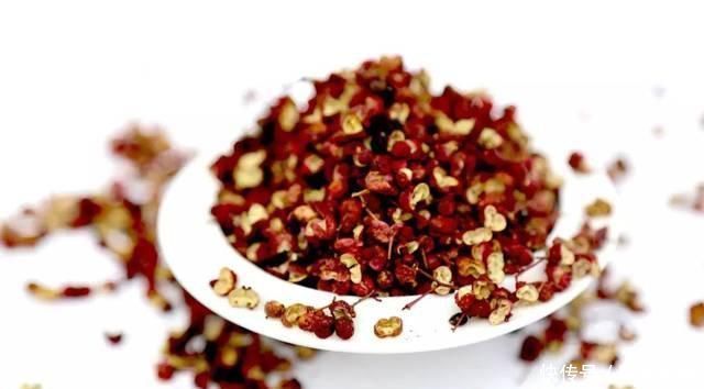 一把花椒能治4种病,赶走一身湿气,80岁也无白发