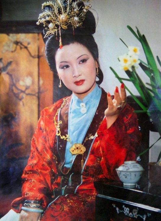 薛宝钗!李纨搬进大观园后,为何会丑态毕露?看看平儿的挂件就知道了