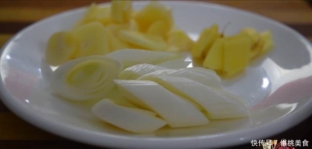 美味|番茄炒辣椒最好吃的做法,简单美味又下饭,看看你喜欢吃不?