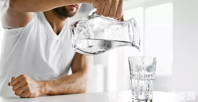 厕所|有人一喝水就频繁上厕所,有人两小时不上,哪种人身体更健康?