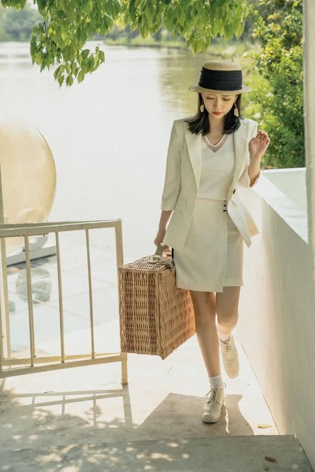 奔四的女人尽量少穿牛仔裙,看看三木这样穿多美,优雅大气上档次