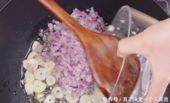 分享一款好吃的凉拌面,搭配两种美味酱料,鲜香解馋,家人都爱吃