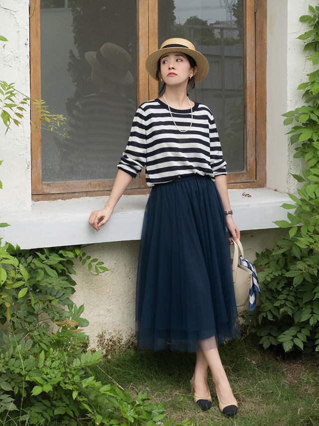 穿搭|35岁的女人怎么穿才优雅?条纹针织衫配A字网纱半身裙,高级洋气