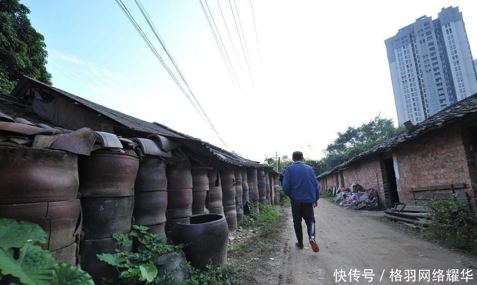 人去楼空|全国最“奇”的村子，被放在火上烧了三百年，而今却人去楼空