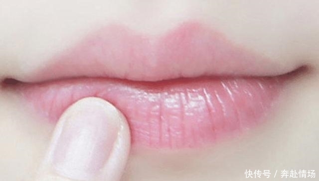 记住涂口红的3个技巧,不伤唇还很上色,营造性感小嫩唇