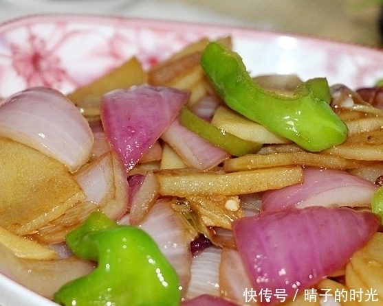 洋蔥|洋蔥和此物一起炒,排出黑臭宿便,腰細了,皮膚細膩有彈性