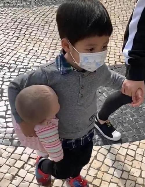 儿子|儿子闹着要妹妹,宝妈花300块买了一个,“兄妹”俩的互动笑翻网