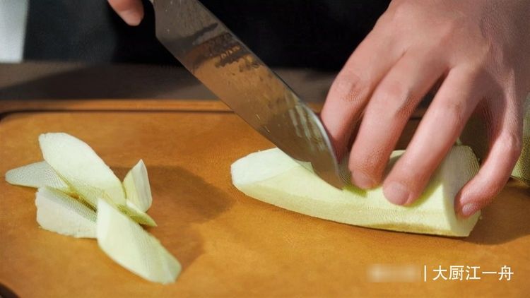 中老年人|炒茄子，先放油就错了，大厨教你炒茄子不吸油的做法，好吃又解馋