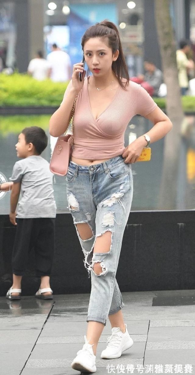驻足|街拍美女瓜子脸小姐姐扎着马尾,破洞牛仔让人驻足凝望