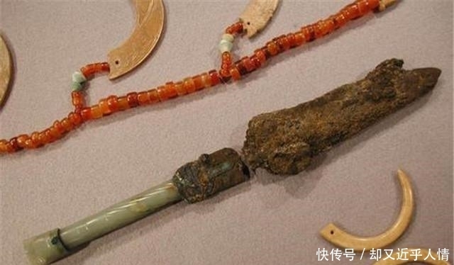 挖出|春秋大墓中挖出一把剑,专家面面相觑:怎么可能在这里出现