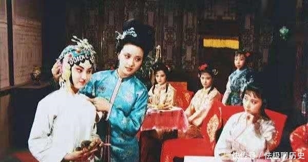 凤姐与黛玉乃是闺蜜,为何在宝钗生日宴上,凤姐却嘲笑黛玉像戏子