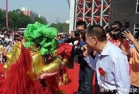 许多人|只读过一年书，靠房地产和建墓园赚百亿，孙子开宾利被面包车撞死