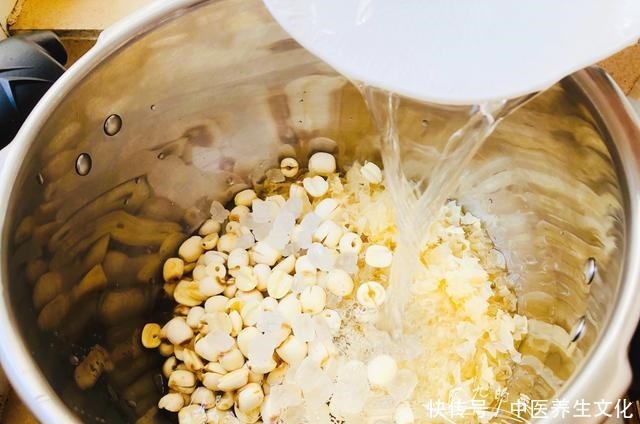 入冬后,遇到此碱性水果别手软,现在正当季,营养极高,别不懂吃