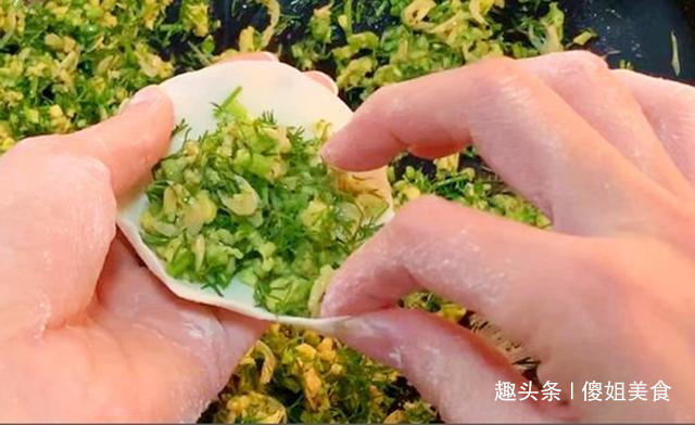 做素馅饺子时，别只会放鸡蛋，多加“1样”，比肉饺子还香
