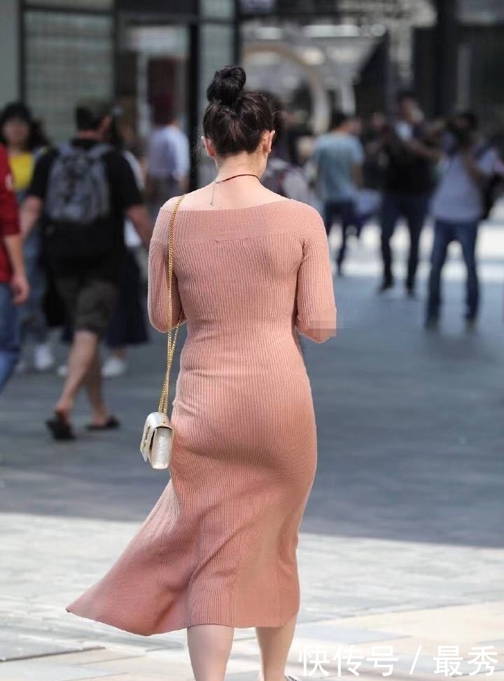 喜欢|街拍:丸子头发型 紧身裙搭配 你喜欢这样的吗