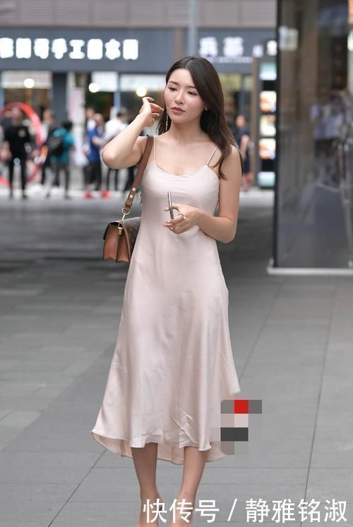 漂亮 性感漂亮的吊带裙美女，展露窈窕的动人风致
