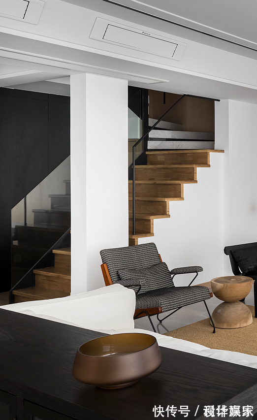 原木|243㎡自然跃层,耐看的原木+白色,还有自家花园,真让人羡慕