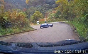 |搞笑车祸Gif:大难临头各自飞!这车头不讲义气啊