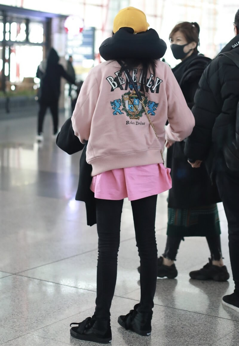 搭配 棒球服搭配要注意些什么? 短上衣不要配紧身裤, 搭配短裤很美