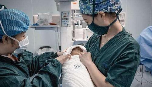 丈夫|二胎妈妈临产前,请求丈夫“保大”被骂太自私,网友:哪里错了?