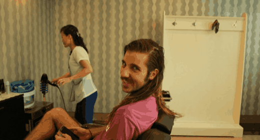 阿列克薩|為了驗(yàn)證商場(chǎng)測(cè)體溫是不是形式，油管博主把腦門捂到48度