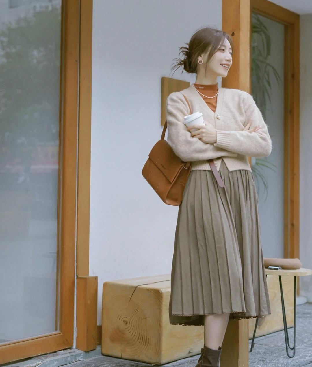 半身裙 秋冬季节怎么穿?针织开衫搭配百褶半身裙温柔优雅,美出了新高度
