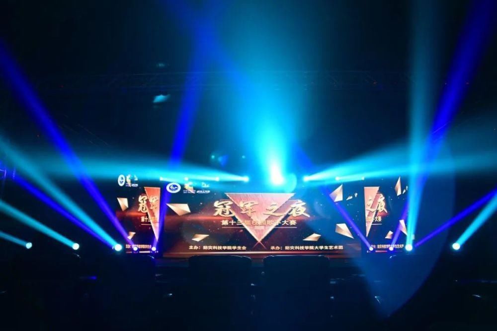 冬天的第二场雪和今晚的校园歌手大赛更配噢～