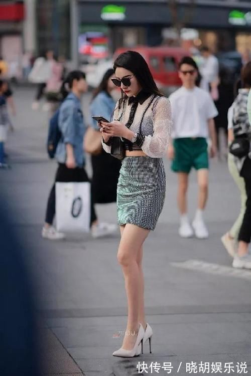 轻熟|美女脚上搭配一双尖头的高跟鞋，让她看上去既轻熟又充满着魅力