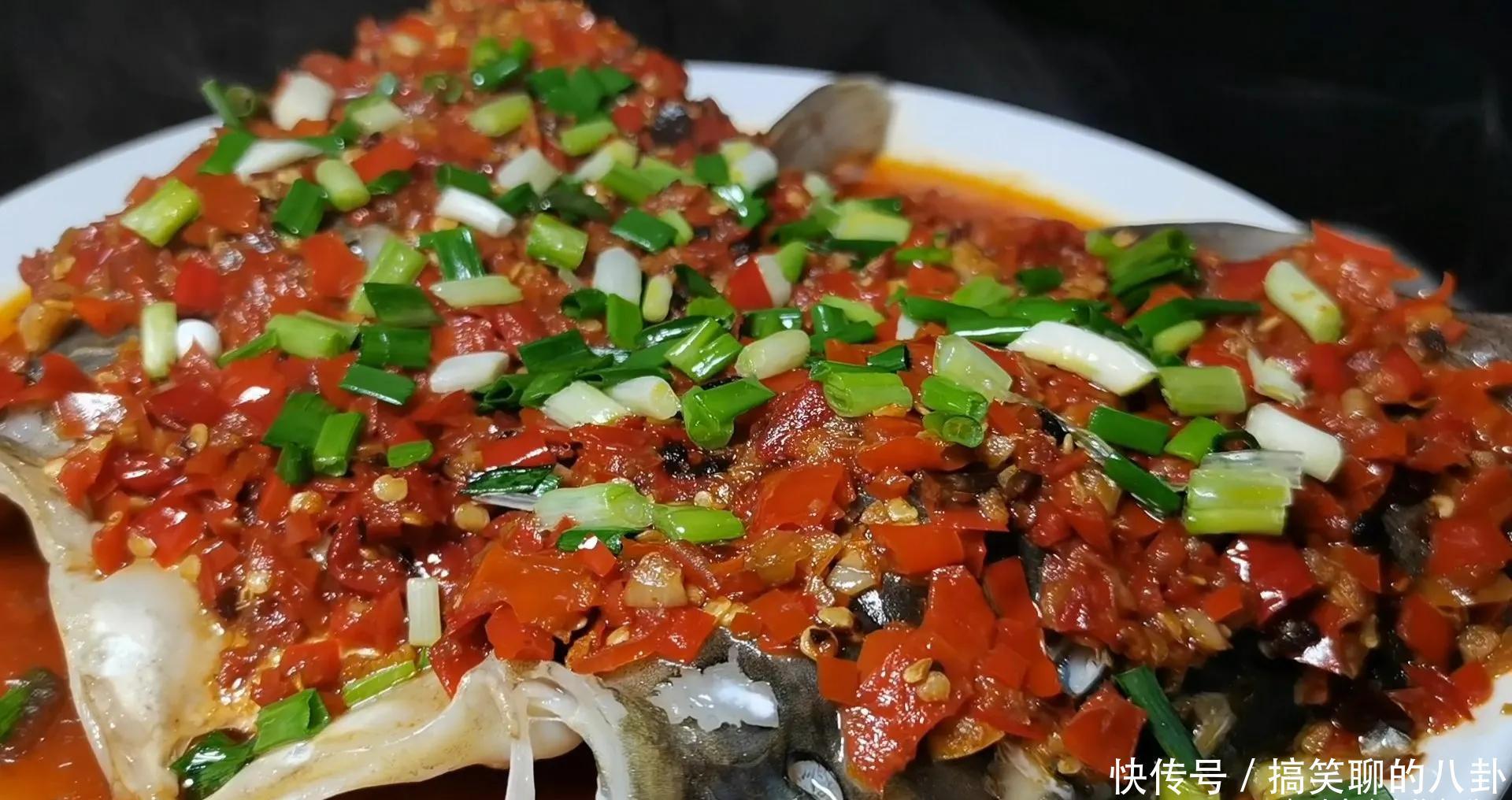 做剁椒鱼头,直接上锅蒸就错了,先做一腌一炒,鱼头鲜香还入味