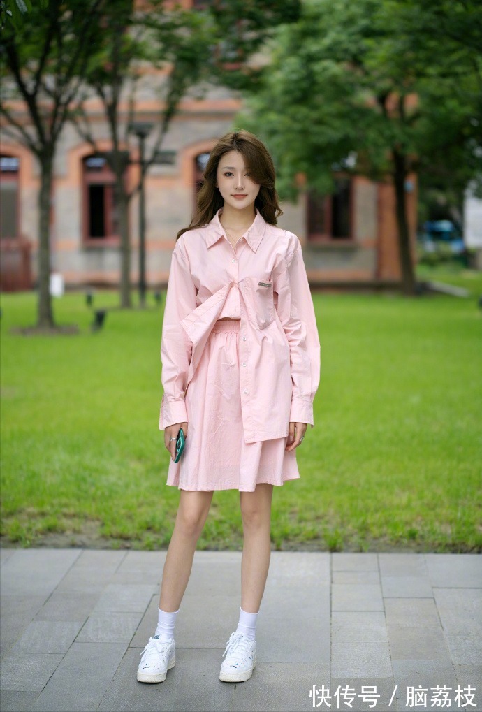 夏天|皮肤黑黄的女人,建议穿这4种“显白色”服饰,减龄又显气色