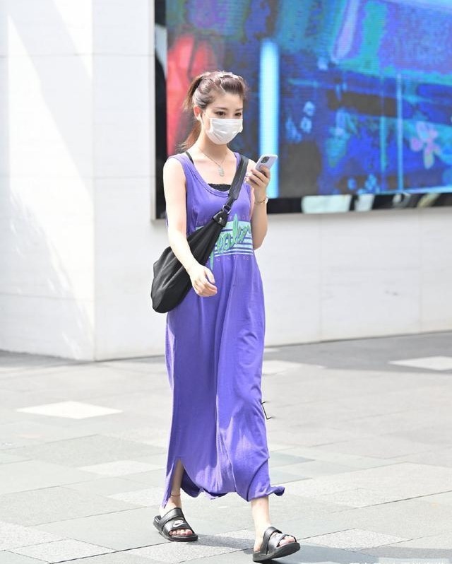 高级|美女街拍:连衣裙怎样穿才“不平庸”?搭几双鞋子,洋气又高级