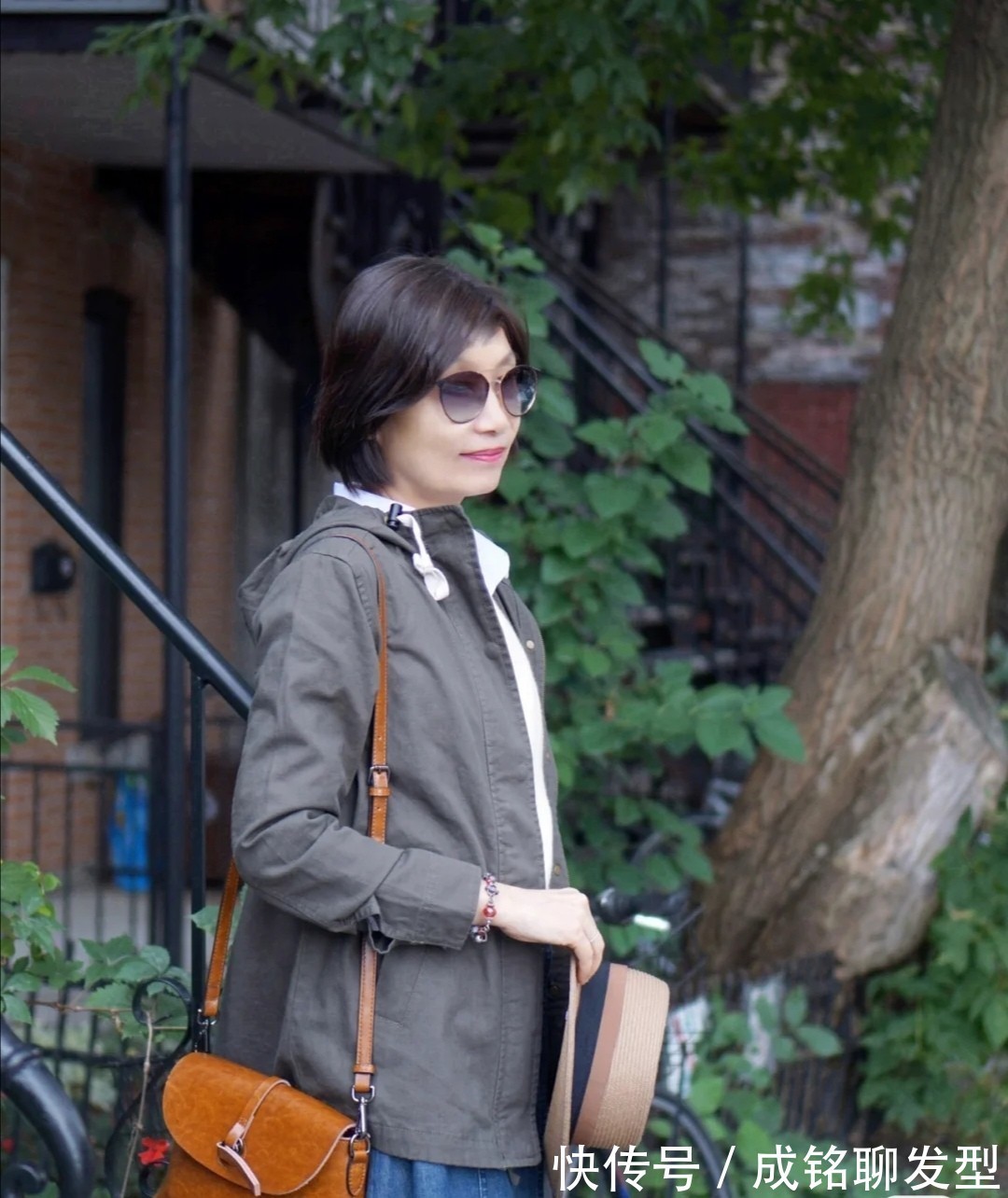 小马甲|五十多岁的女人穿衣别太花,记好三个穿衣技巧,没有高颜值也优雅