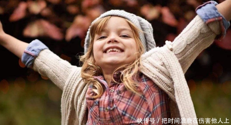 游玩|三岁幼儿广泛地结交朋友，游玩的兴趣日益增大，并且逐步脱离母亲