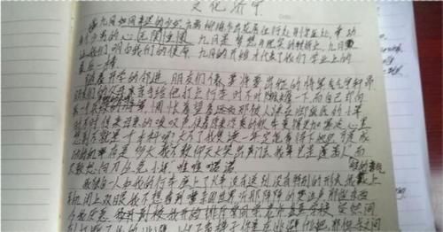 90后教师粉笔字走红，学生上完课舍不得擦，谁说年轻人的字拿不出手