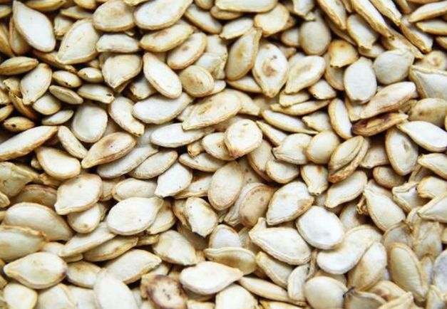 常吃|平日闲暇爱吃瓜子，南瓜子常吃好处多，跟葵花子有啥区别