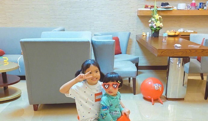 張歆藝曬餃子和兒子玩的照片，夸餃子是個好姐姐