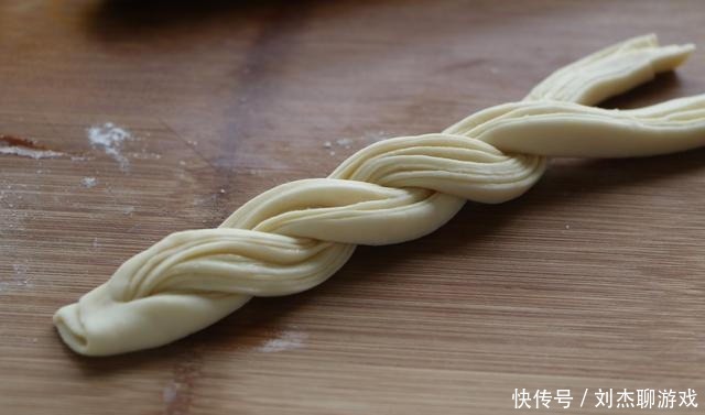 花卷别再用筷子了，学会新做法，层次多更好吃，颜值高到离谱！