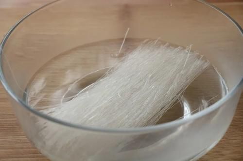 早餐韭菜不做韭菜盒子，试试这样做，金黄酥脆，满满的馅料，太过瘾了