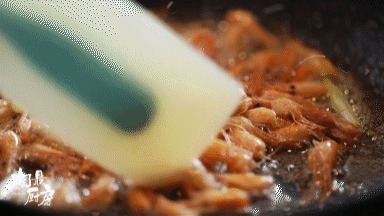 虾头别扔掉!变废为宝就2步,色香味浓金黄诱人